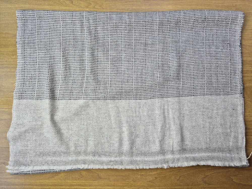 Kaschmir-Schal in Grau mit Strukturmuster & Fischgrät-Design | handgefertigt von LWH | 71×196 cm